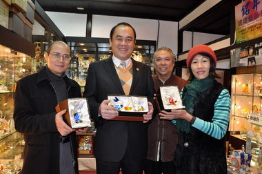 「玻璃藝術街」商品琳瑯滿目 新春不打烊(圖)