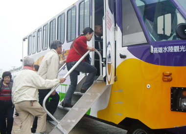 高雄鴨子船迎新春 好康大放送(圖)