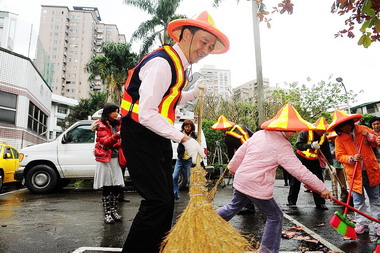 春節前夕朱立倫落實社政業務給予補助(圖)