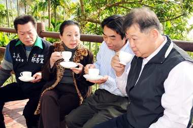 張冠花致贈咖啡高手陳皇仁獎牌(圖)