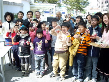 寒冬送暖梨子咖啡館熱情招待聖光堂學童(圖)