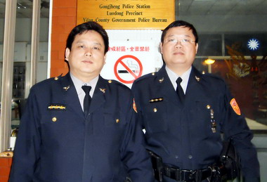 羅東酒醉倒臥廁所員警協助送醫救護(圖)