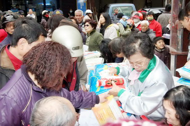 賴清德發放救濟白米寒冬送暖(圖)