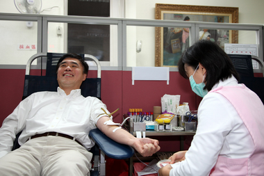 全臺鬧血荒 郝龍斌率先挽袖捐血(圖)