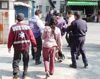 雲林愛心警察溫馨送西螺老怪就醫(圖)