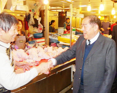 張通榮巡視傳統市場(圖)
