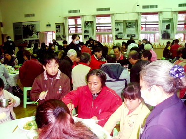 草屯慈濟辦歲末圍爐(圖)