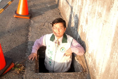 台中市議員楊典忠勘查中清路的水溝(圖)