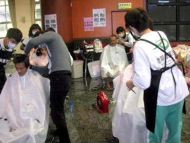 關懷弱勢發放物資(圖)