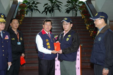 縣警局破獲販毒集團府會加發紅包鼓勵(圖)