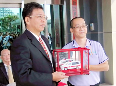 加工區屏東園區廠商鋼國工業捐贈救護車(圖)