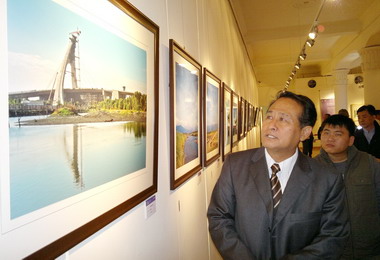 曹啟鴻主持屏東橋展覽(圖)