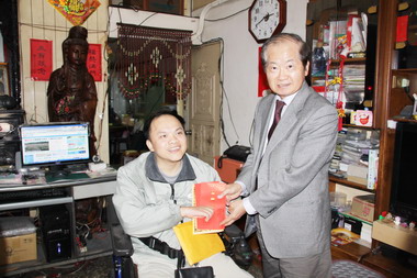 嘉市副市長李錫津慰問傷殘軍人(圖)