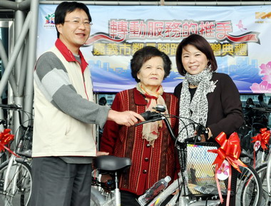 嘉市鐵馬拼服務 鄰長如虎添翼(圖)