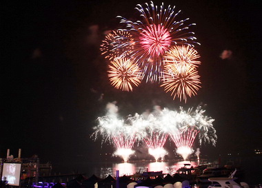 日月潭跨年晚會 人潮擠爆(圖)