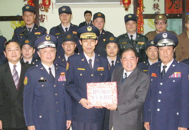 張通榮慰問執行春安工作勤務人員(圖)