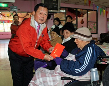 寒冬送暖 縣長慰訪戊山園養護中心住民(圖)