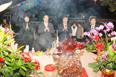 中訓所辦尾牙李朝卿前往擲筊借土地公金(圖)