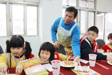 嘉市民族國小校長做鬆餅鼓勵閱讀小狀元(圖)