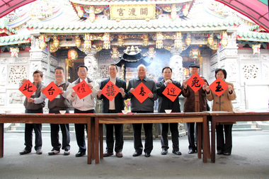 玉兔迎新春  新桃換舊符(圖)