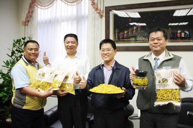 不合格菊花來自台東？黃健庭：農會掛保證(圖)