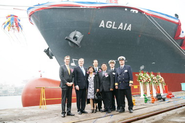 台船建造AGLAIA命名擲瓶(圖)