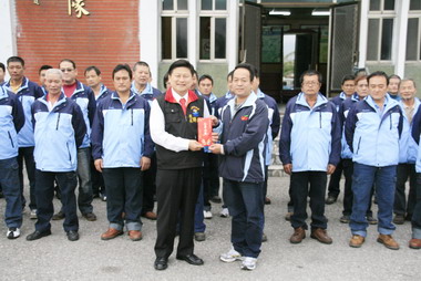 傅崐萁慰問各鄉鎮市清潔隊(圖)