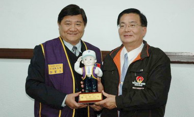 邱鏡淳參加「2011天下經濟論壇」(圖)