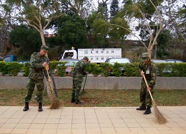台中陸軍三六化學兵到大雅區幫行清理環境(圖)