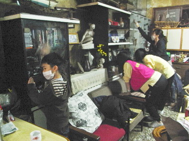 天主教曉明社會幫助獨居老人大掃除(圖)