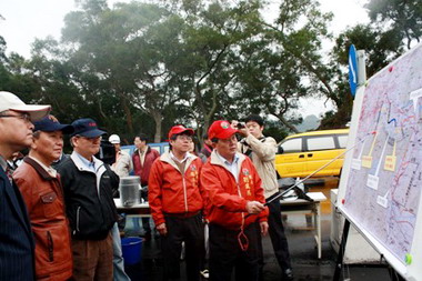 立法院交通委員會考察苗栗縣交通建設(圖)