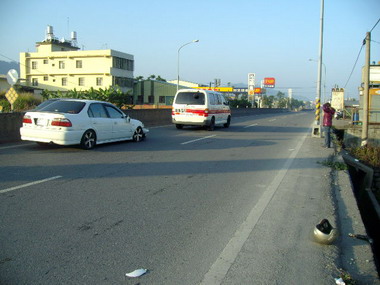 中潭公路南埔里楠埔加油站附近汽機車追撞(圖)