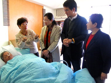 立委為「口腔居家照護」健保給付請命(圖)