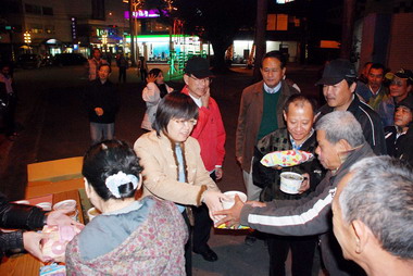 屏東縣長曹啟鴻訪視街友送上溫暖(圖)