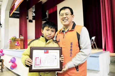 苗縣頒贈國中小勤學優秀獎助學金(圖)