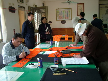 縣議員陳倩月邀書法家寫春聯贈警察同仁(圖)