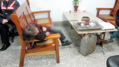 台中警方協助酒醉姐弟檔返家(圖)