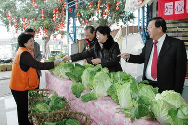 新竹縣府購買阿嬤大白菜贈社福機構(圖)