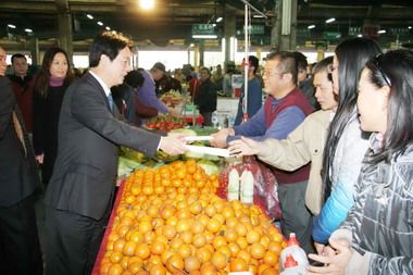 賴清德視察果菜市場 了解農產品供應情形(圖)