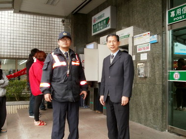 台中銀行經理與員警一起站崗(圖)