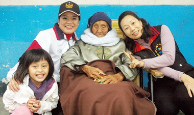 花蓮縣長夫人慰問紋面老人(圖)