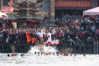野柳神明淨港文化祭 魚獲滿艙送金幣(圖)
