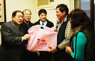 基隆新盛發號燒船張通榮前往船主家慰問(圖)