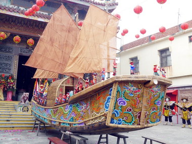 曹啟鴻參加普龍殿竹製王船開光典禮(圖)