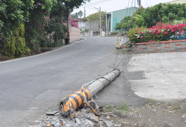 離奇車禍！連撞兩枝電桿駕駛卻無傷(圖)