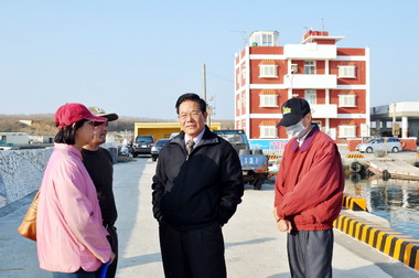 王乾發關心海鱺凍斃災情啟動救災工作(圖)