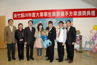 攜手共築教育夢  邱鏡淳頒發弱勢助學金(圖)