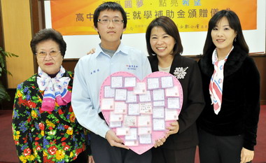 嘉市頒贈學生就學補助金(圖)