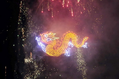 苗栗元宵火旁龍之夜 18龍陣被鞭炮瘋狂轟炸(圖)