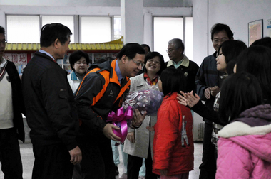 吳志揚到北區兒童之家發送紅包和燈籠(圖)